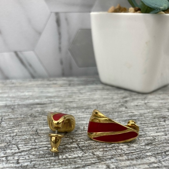 EUC MONET Vintage signed red enamel and gold tone pierced earrings. - Picture 3 of 11